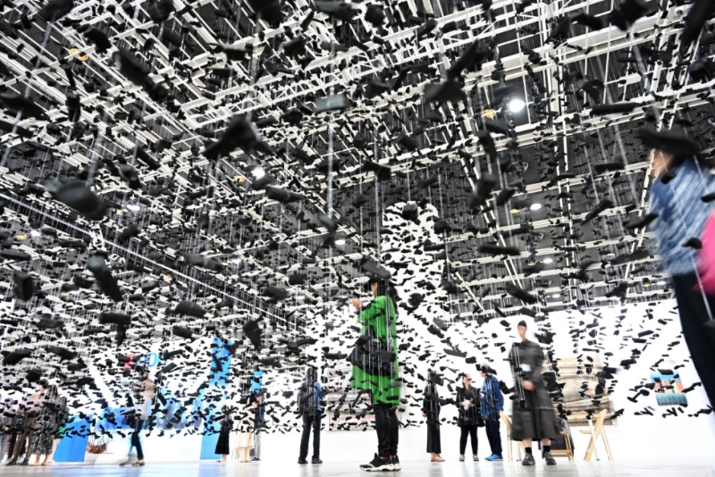 《Art Central 2023》韓國藝術(shù)家樸善基《聚合-空間2023》（P1）看似雜亂的漂浮黑色焦炭中，找找哪個(gè)角度能睇到幾何透視