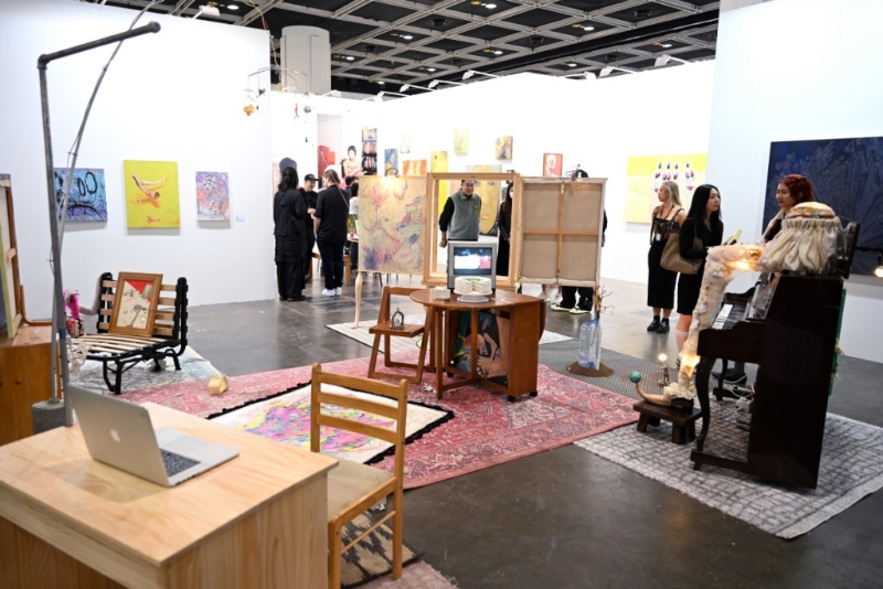 《Art Central 2023》香港藝術(shù)家黃慧瑩《次要?jiǎng)?chuàng)傷小調(diào)前奏曲》（P2），比較幽默和生活化，用很多現(xiàn)成對象加入充滿活力的繪畫風(fēng)格，再與空間配合，突破畫布限制