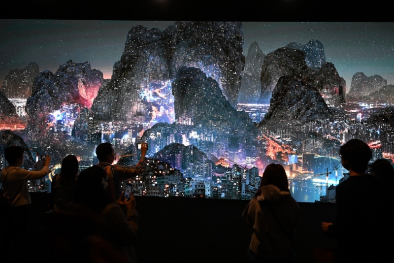 《Art Central 2023》知名中國藝術(shù)家楊泳梁則帶來全新視頻裝置藝術(shù)《極夜花火》，呈現(xiàn)于長達(dá)18 米的 LED 裝置上，也是藝術(shù)家至今規(guī)模最大的展示作品