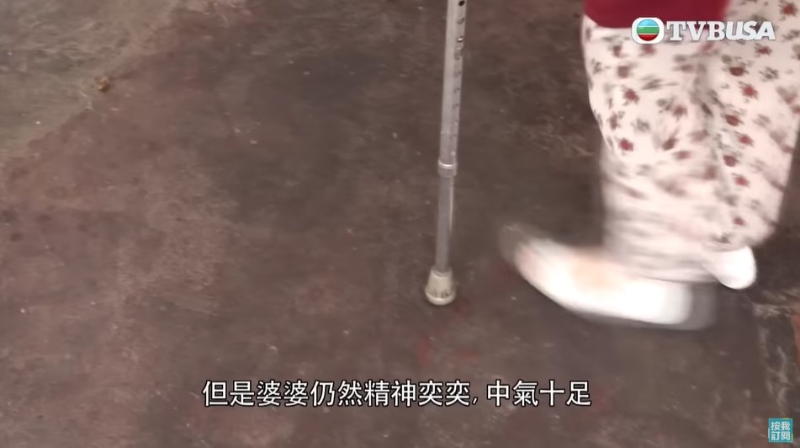 蓮婆婆行動(dòng)雖要扶著柺杖，但工作仍親力親為。 （圖：東張西望） 