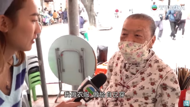 蓮婆婆平日還懂得為自己做衣服，身上的花紋外套便是自己縫制。 （圖：東張西望）