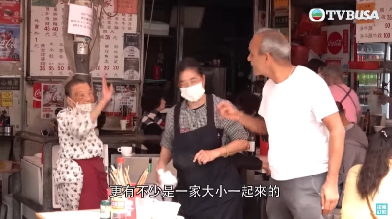 蓮婆婆與一班街坊見(jiàn)慣見(jiàn)熟，很有感情。 （圖：東張西望）