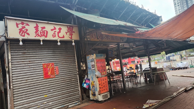 學(xué)記面家也拉起鐵閘，貼出紅紙告知街坊將會(huì)暫時(shí)休業(yè)。 （圖：Facebook@Edmond Lee）