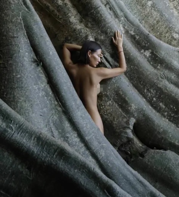俄羅斯女子Luiza Kosykh全裸與聖樹拍照。 IG