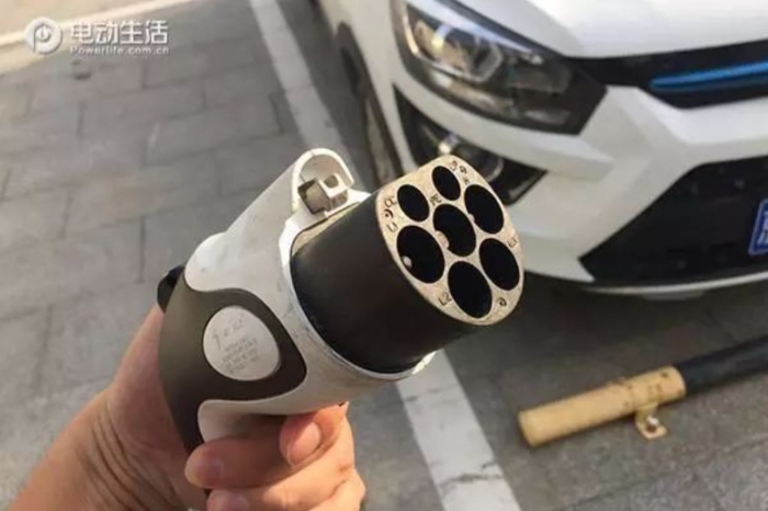 中國內(nèi)地大部份充電器已自帶充電線，只需要將轉(zhuǎn)接器接駁充電線，再接駁電動車，即可充電
