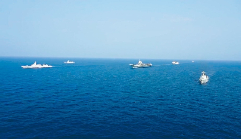 在臺(tái)灣東部海域的大陸山東艦航母編隊(duì)。