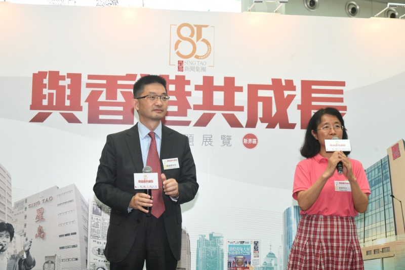 北京大學(xué)香港校友會會長劉祖繁（左）、松禾成長關(guān)愛基金會秘書長及北京大學(xué)深圳校友會秘書長王芳（右）到場支持