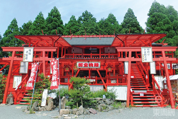 寶來寶來神社在日本比較平實(shí)的神社設(shè)計(jì)中，外貌可說非常鮮艷搶眼和浮夸。