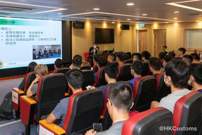 海關(guān)招聘宣傳車內(nèi)設(shè)有即場投考柜臺，供有興趣人士即場報名