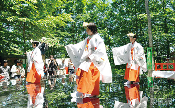 每年空氣神社都會(huì)和其他神社一樣，舉辦各種慶典，更會(huì)請(qǐng)當(dāng)?shù)貙W(xué)生來當(dāng)巫女跳舞祭神。