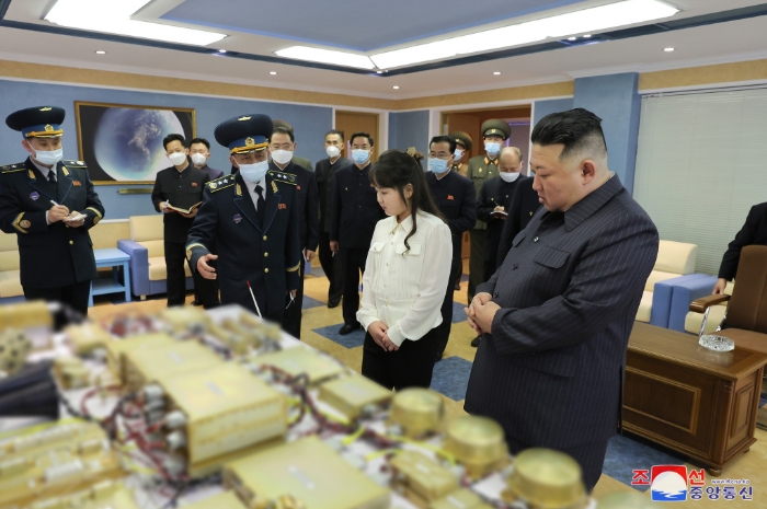 金正恩攜女兒金主愛視察朝鮮“國(guó)家宇宙開發(fā)局”