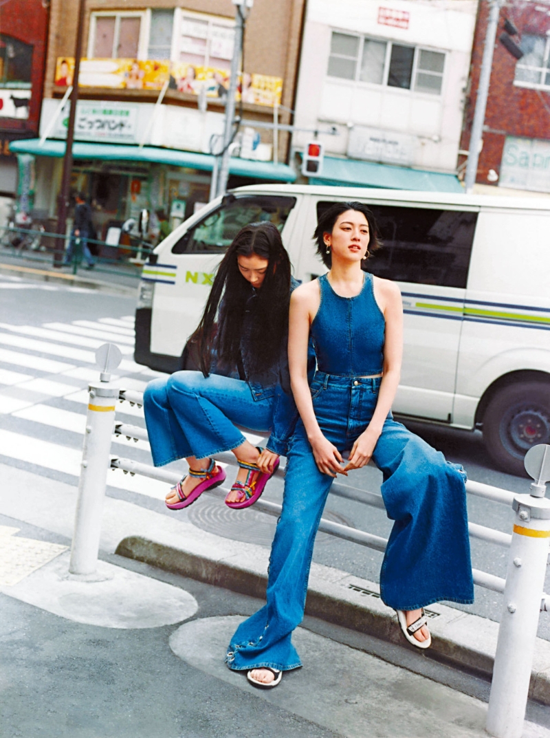 涼鞋2023|Chlo&eacute;×Teva限量系列涼鞋，回收物料制作的搭帶飾以Chlo&eacute;標(biāo)志，并配以含回收橡膠的耐用防滑外底。 （$3，900至$4，700/Chlo&eacute;）