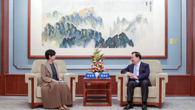 何永賢訪京