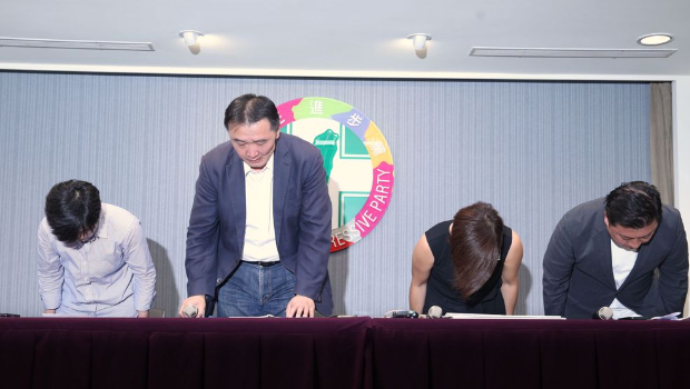 民進黨副秘書長楊懿珊（左起）、秘書長許立明、“性平部”主任李晏榕及發(fā)言人張志豪2日舉辦記者會，并為性騷案件鞠躬道歉。