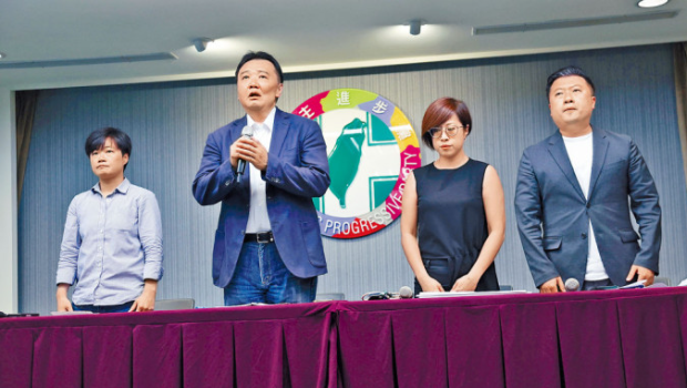 民進(jìn)黨秘書長許立明（左2）昨召開記者會道歉