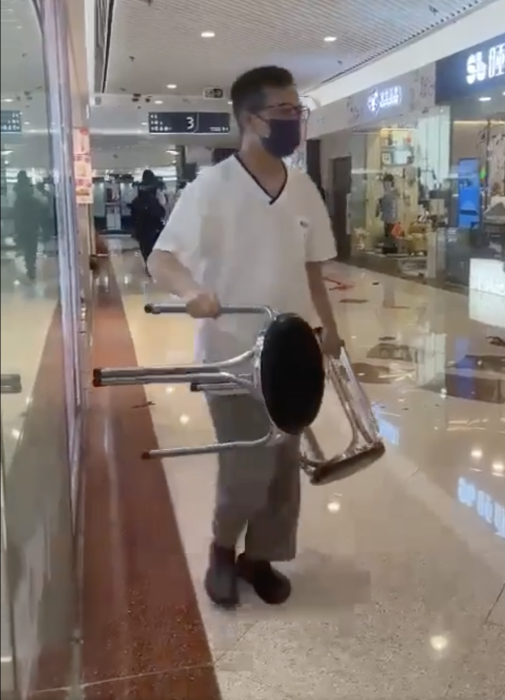廚師輝哥手持兩張圓櫈阻止疑兇離開，警察趕到現(xiàn)場后遂返回酒樓內
