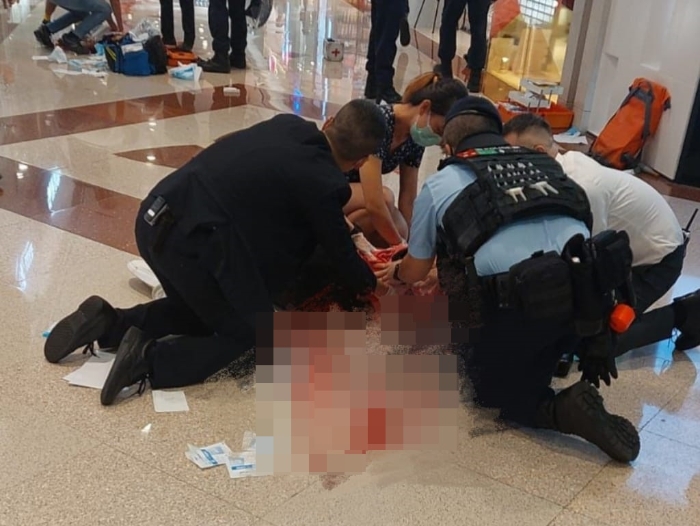 傷者昏迷倒地，警員及途人合力救人