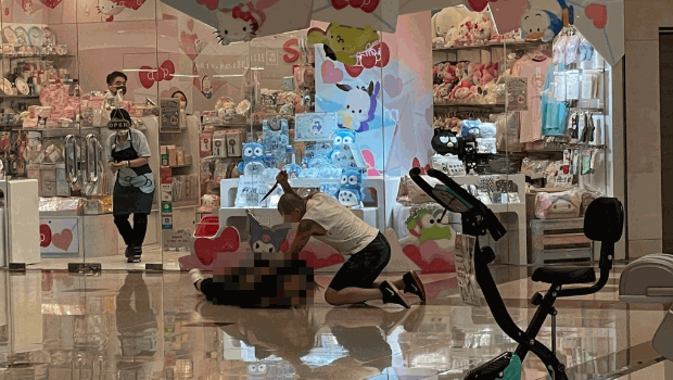 男子將女子按在地上，之后持利刀狂捅