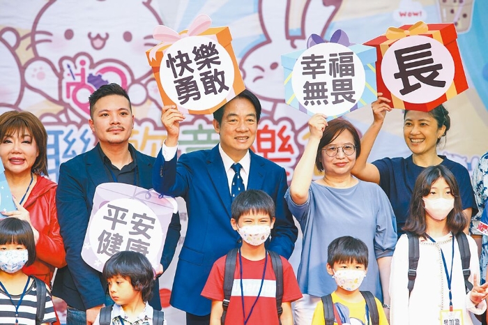 賴清德11日出席“總統(tǒng)府”兒童公益活動，未再對新北幼兒園喂藥事件發(fā)表意見