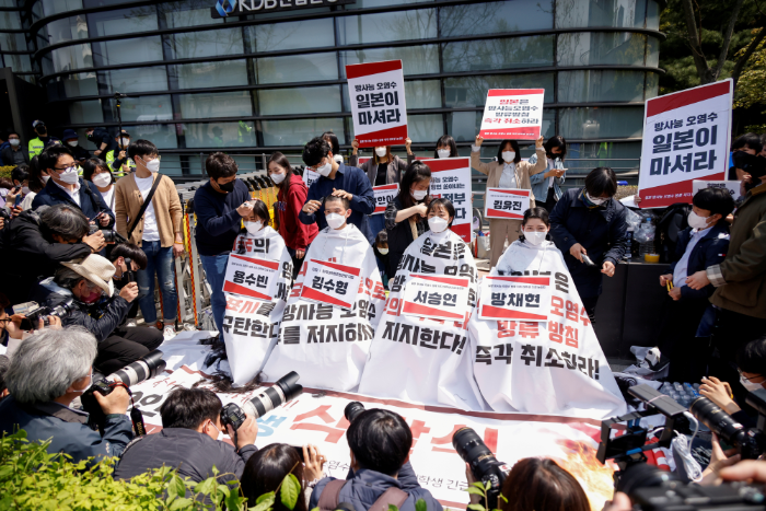 韓國(guó)學(xué)生剃光頭抗議日本的核廢水計(jì)劃