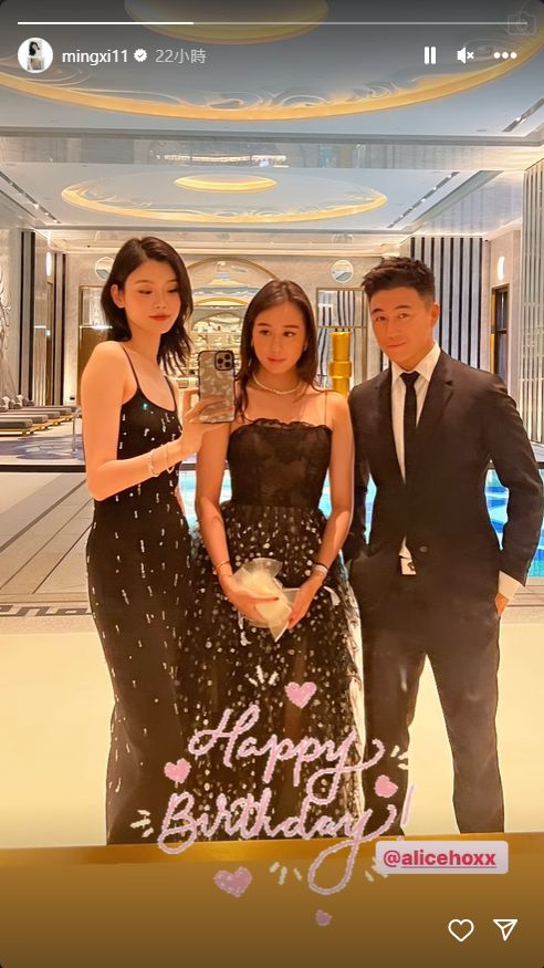 奚夢(mèng)瑤貼出與哥哥何猷君的三人合照。
