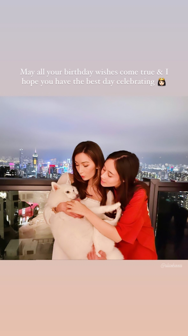 何鍶珩亦向何超欣送上祝福，稱呼對(duì)方“l(fā)ittle sis”。