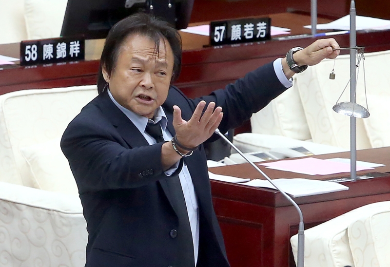 臺(tái)北立委王世堅(jiān)送蔣萬(wàn)安鐵秤