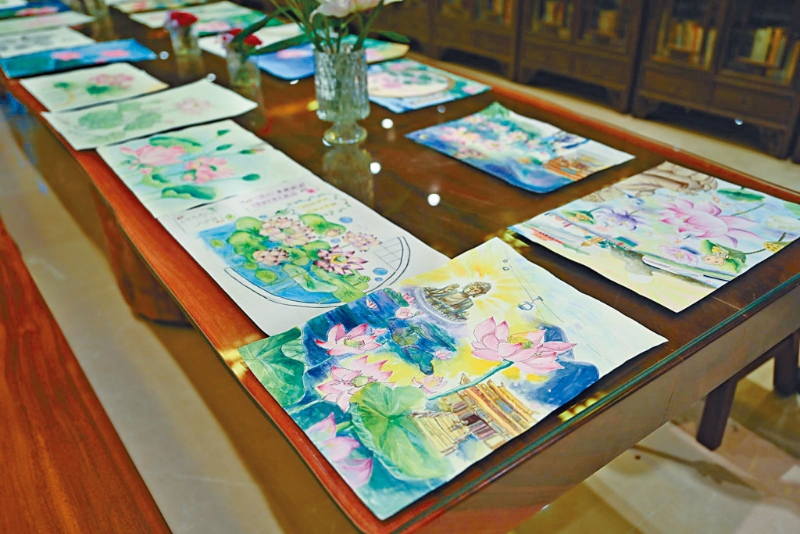 2023香港荷花展學(xué)童繪畫比賽的作品，將於荷花展舉行期間，在寶蓮禪寺大會堂展出。