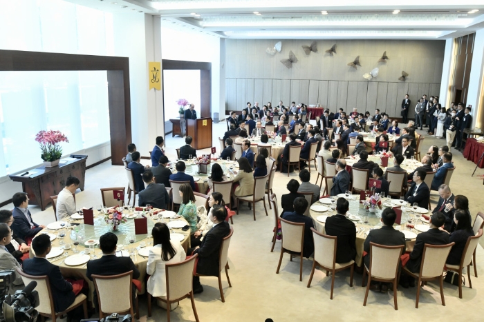 香港中聯(lián)辦主任鄭雁雄今日(14日)下午1時與立法會全體議員午宴