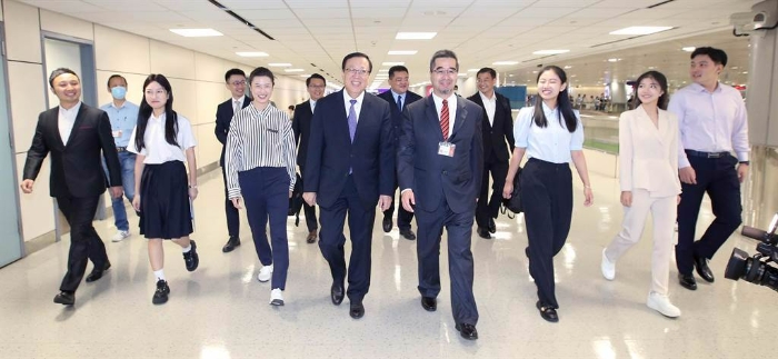 蕭旭岑（前排右四）向率團的郝平（前排左四）表示歡迎。