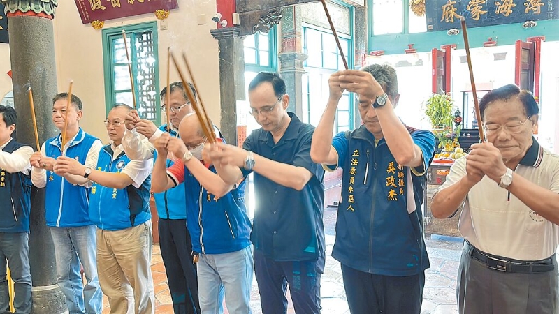 國民黨主席朱立倫（右三）