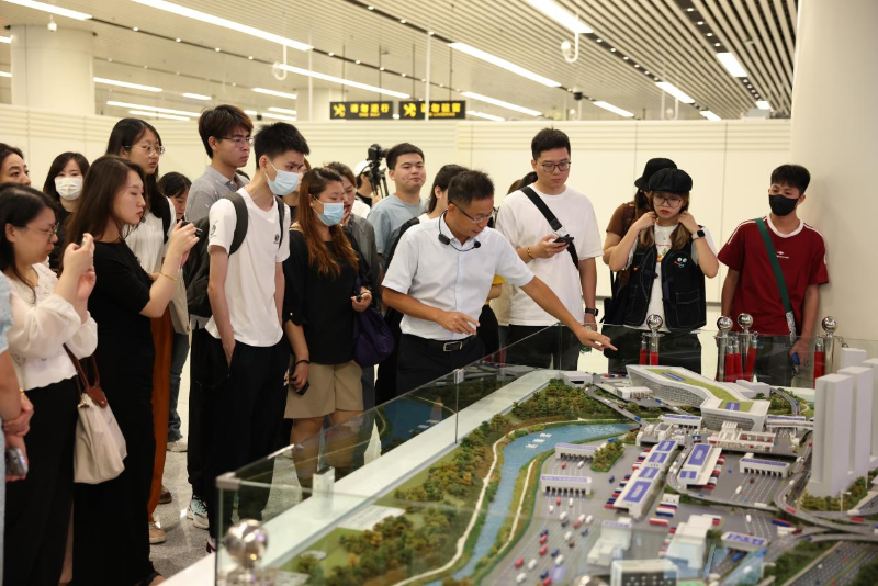 蓮塘口岸相關負責人給灣有引力采風團一行人講解口岸的情況。