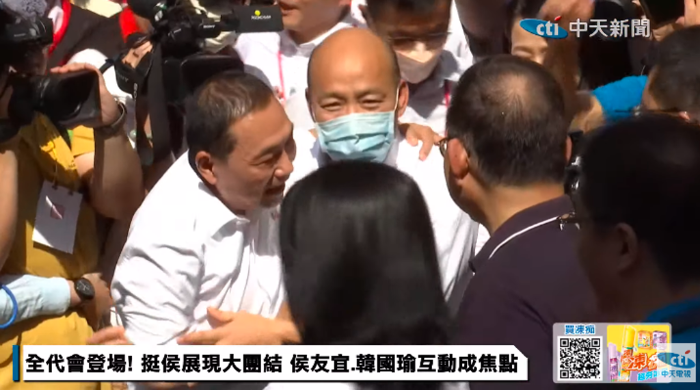 韓國瑜今一到板樹體育館時，侯友宜立刻上前送上大擁抱，并與他勾肩、牽手。