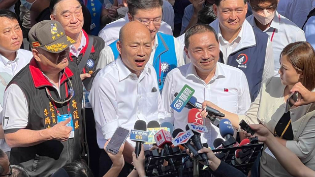 前高雄市長韓國瑜（左二）今受訪表示，希望國民黨在侯友宜（右二）的領(lǐng)導(dǎo)下，能下架民進(jìn)黨。