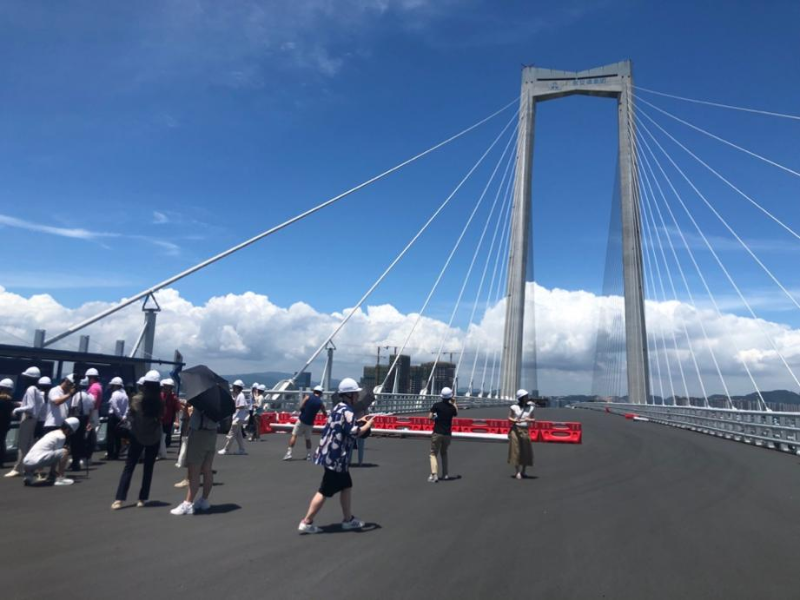 采風(fēng)團(tuán)在深中通道中山大橋采風(fēng)點(diǎn)