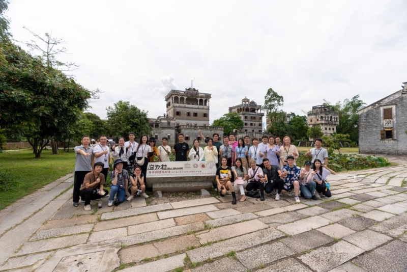 采風(fēng)團(tuán)在世界文化遺產(chǎn)開平碉樓與村落留影