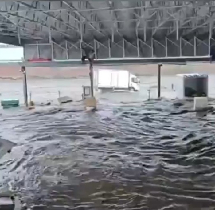 北京暴雨，多區(qū)出現(xiàn)水浸，貨倉的貨車被浸。