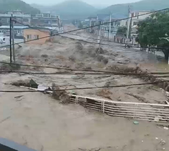 北京暴雨，多區(qū)出現(xiàn)嚴重水浸，河道泛濫。