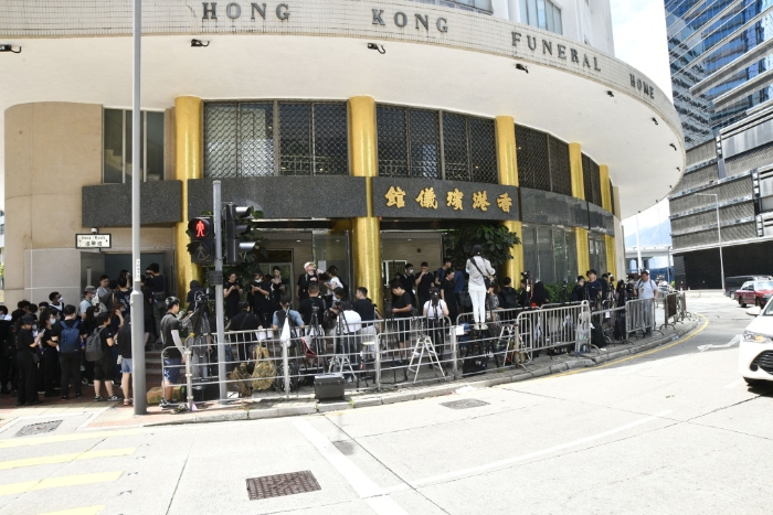 現(xiàn)場(chǎng)所見，有過百內(nèi)地、香港、臺(tái)灣傳媒前來采訪。