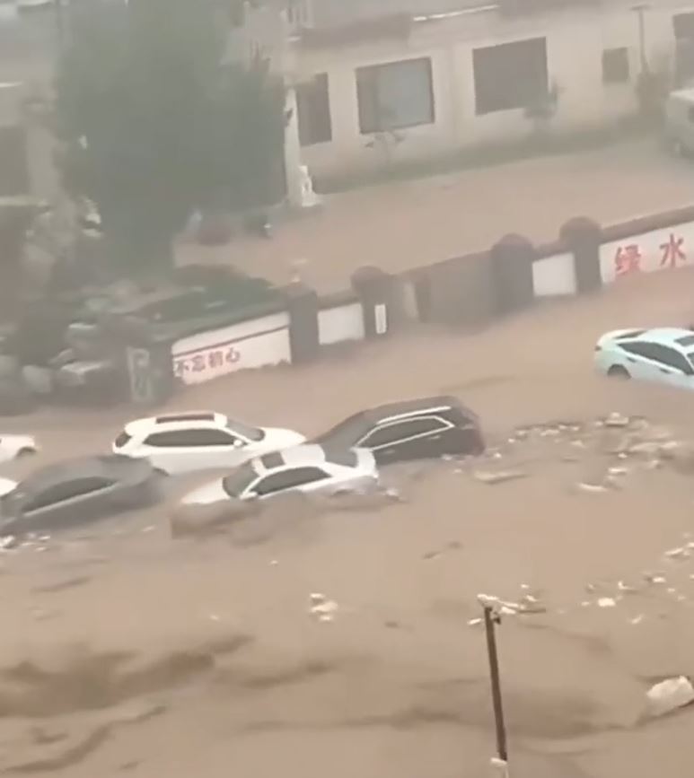 北京暴雨困，門頭溝大量汽車被沖走