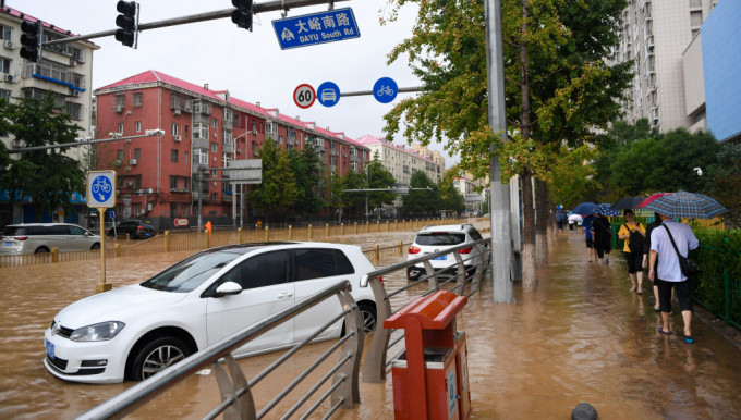 暴雨過后，北京部分街區(qū)變河流。