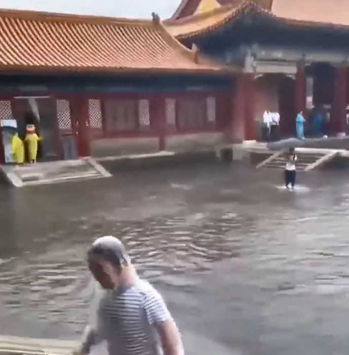 網(wǎng)傳影片顯示故宮慈寧宮暴雨時出現(xiàn)積水。