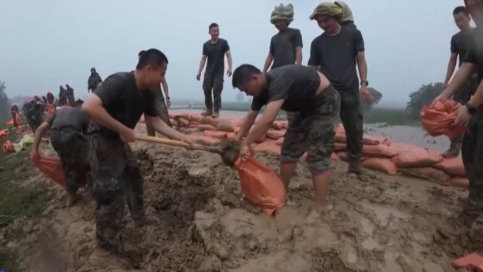 陸軍第82集團(tuán)軍某旅官兵火速前往涿州。