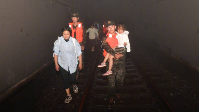 K396列車受困門頭溝兩日兩夜，328名乘客摸黑行落山。