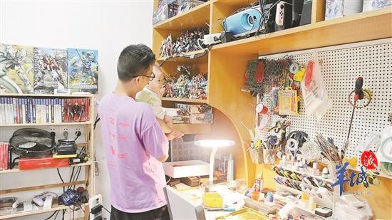 韋順譯帶著孩子在他的模型屋。