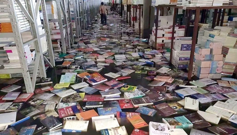 倉庫里的圖書不少泡在了水里。