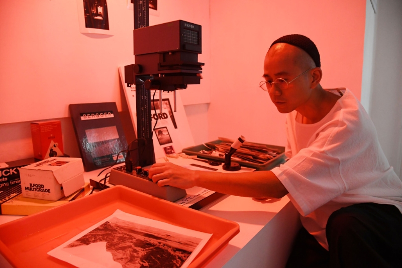 展覽場(chǎng)地特辟一角裝置成曬相的黑房空間，當(dāng)中正展示了阿揚(yáng)的攝影作品。