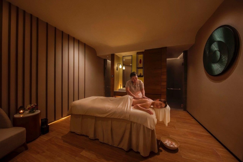 海洋公園萬豪酒店的HARNN Heritage Spa 水療中心親子套票原價$1,930、KKday優(yōu)惠價$888，包括Harnn香薰按摩及兒童游樂天地通行證。