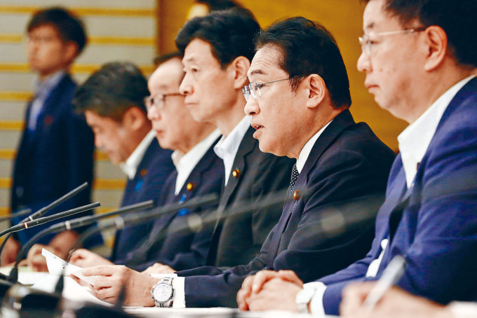 日揆岸田文雄（左）昨日與相關(guān)閣僚開(kāi)會(huì)，討論「核處理水」排海計(jì)劃