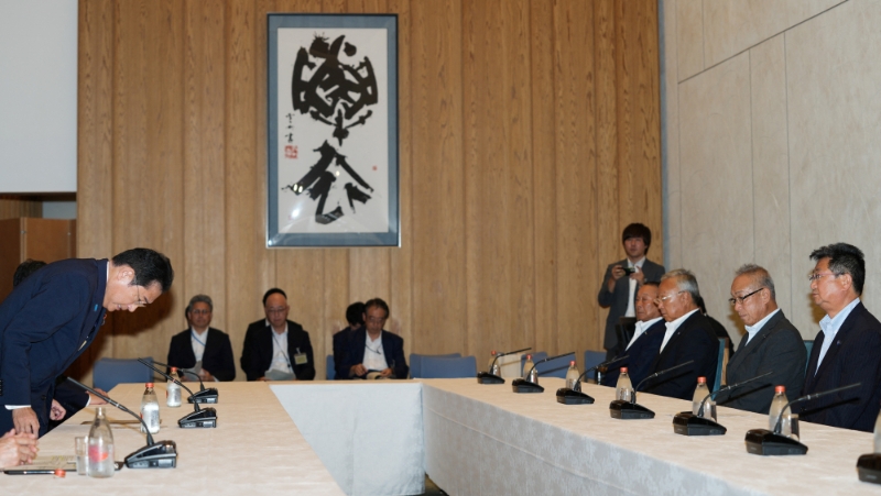 日本首相岸田文雄（左）昨在官邸與全漁聯(lián)會(huì)長(zhǎng)坂本雅信（右一）等代表會(huì)面，謀求他們理解、支持核廢水排海